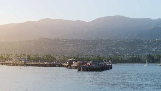 美国加州日落时分圣巴巴拉的斯特恩斯码头和视频素材模板下载