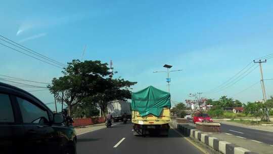 在道路上行驶的汽车