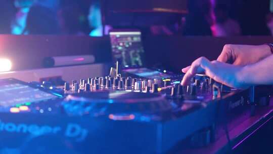 酒吧DJ操作混音台画面