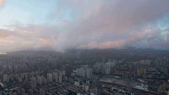 城市清晨云雾缭绕日出航拍