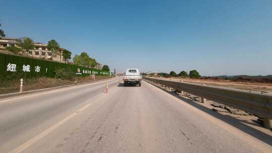 开车驾驶在农村道路第一视角