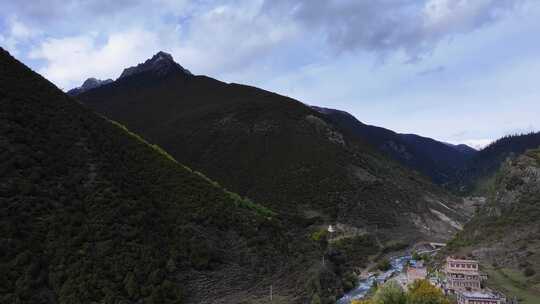 航拍四川甘孜措普沟茶洛村秋色风光