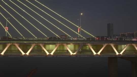 夜幕下城市跨江大桥上的骑行者