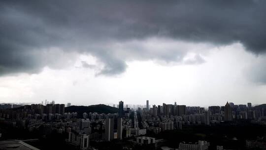 城市风云突变暴风雨的航拍延时摄影