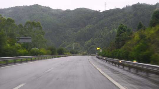 下雨天开车行驶在高速公路暴雨驾驶车辆交通视频素材模板下载