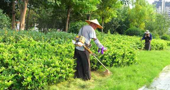 除草工人 公园割草 园艺工人 除草机