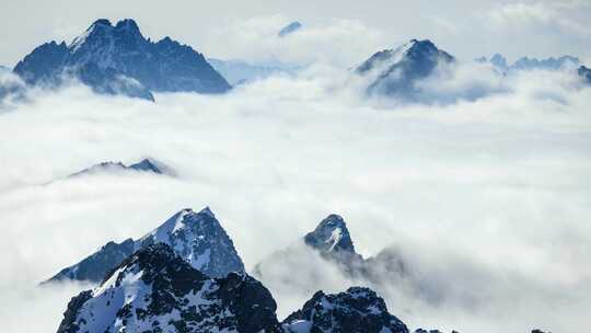 云在塔特拉山脉上空跳舞——特写。