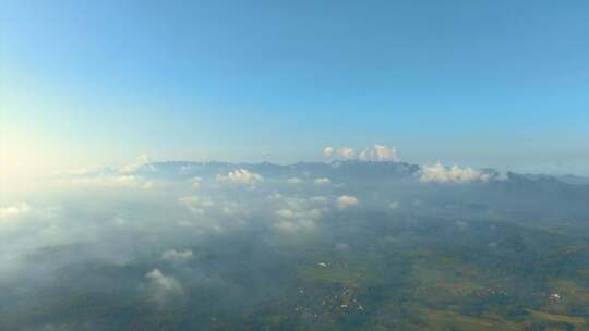 印度尼西亚Java萨拉曼村上空云层上飞行的鸟瞰图