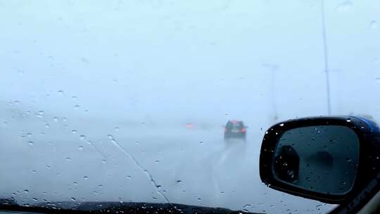 雨天车内视角看道路行车