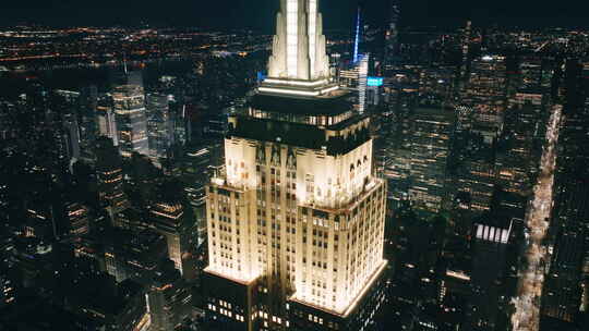 夜间在帝国大厦顶部的观景台周围飞行