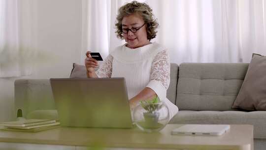 中老年妇女在使用笔记本电脑