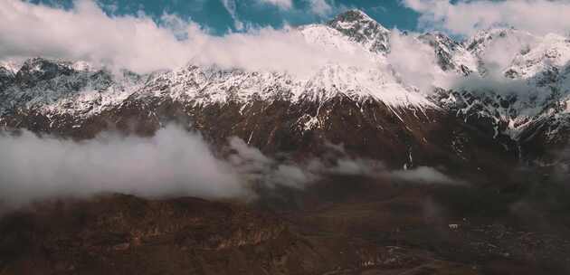 航拍喜马拉雅被雪覆盖的山顶
