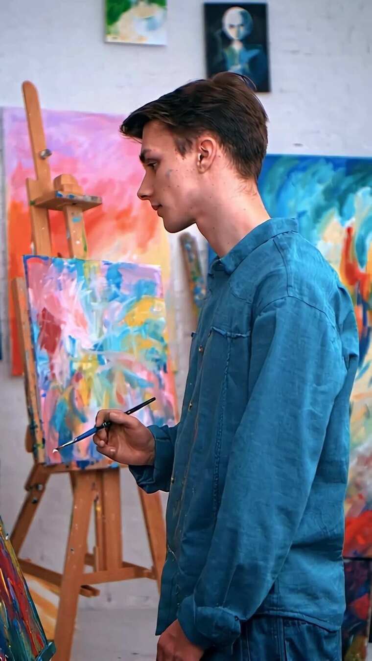 艺术家工作室作画场景