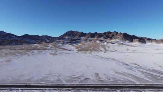 航拍冬季新疆赛里木湖雪山冰湖蓝冰日照金山