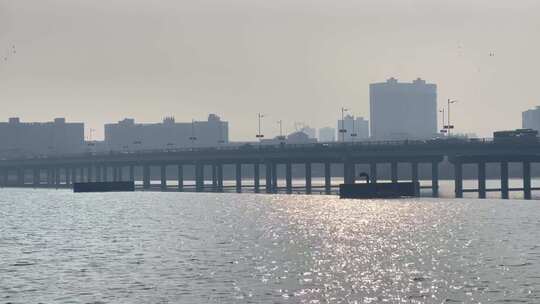 城市车流河流波光粼粼