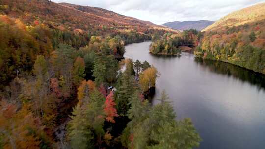 4k风景秋天森林里的道路与河流