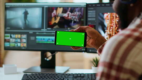 自由职业者男性视频编辑器在家使用绿屏工作