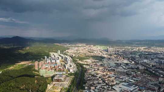 广东东莞：台风将至 出现晴雨交加天气