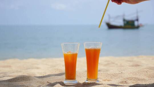 海滩的两杯果汁