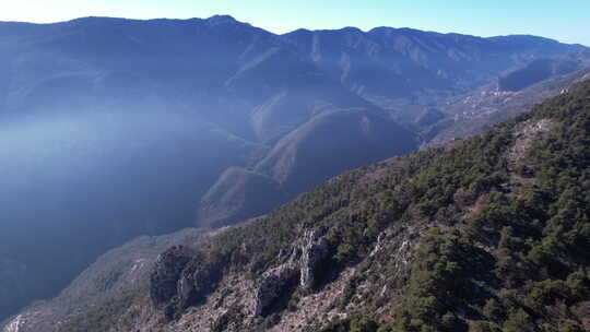 法国阿尔卑斯山埃斯特隆山谷的山村景观