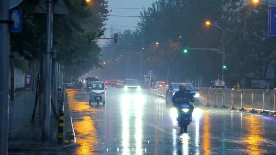 下雨夜晚雨季大雨
