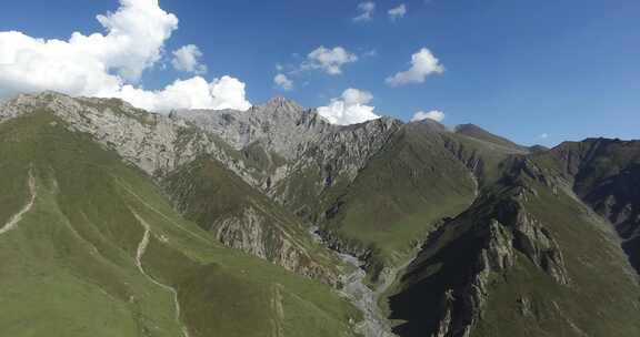 青海互助龙王山天空树木山峰航拍视频