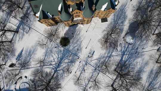 冬季城市公园和钟楼的俯视图视频素材模板下载