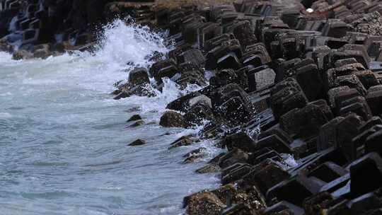 海浪浪花拍打海岸 (2)