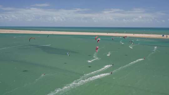 夏日海滩度假背景。风筝冲浪者在巴西海岸享受绿松石色的水。