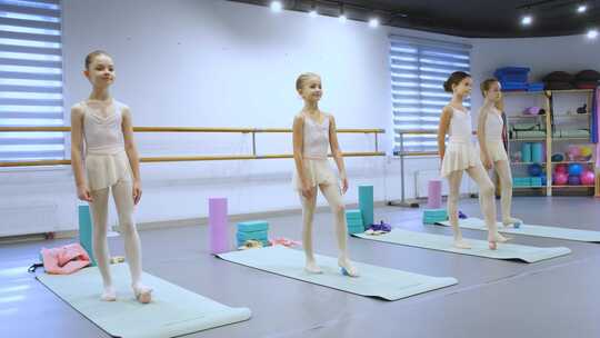 芭蕾舞课上的女孩们在做腿部热身
