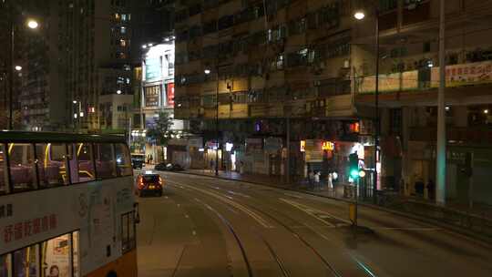 香港叮叮车车内视角街道夜景的繁忙交通景象