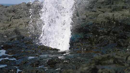 水直接从岩石间喷出