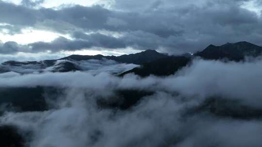 清晨航拍川西甘孜稻城亚丁云雾缭绕高山风景
