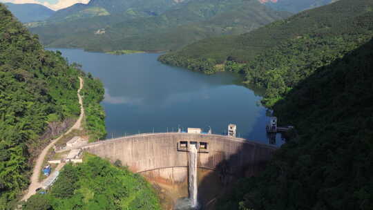 俯瞰山间水库及大坝2