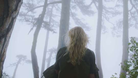 女孩独自走在迷雾森林里