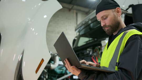 技术中心或仓库的汽车服务记录关于卡车的信息