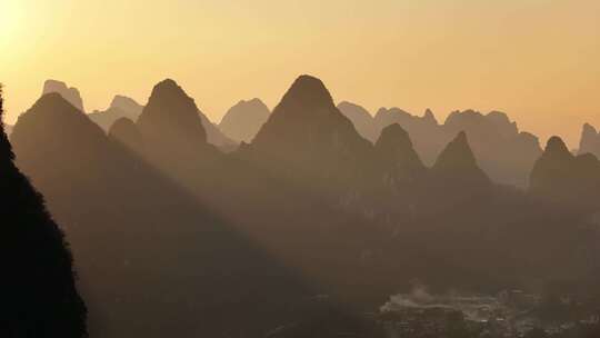 桂林山水风光日落时刻的阳光照耀