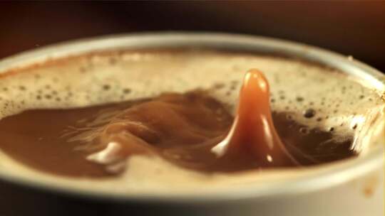 特写滴入牛奶的咖啡视频素材模板下载
