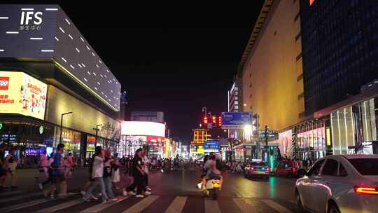 夜晚行人过斑马线人群步行街人流晚上行人走