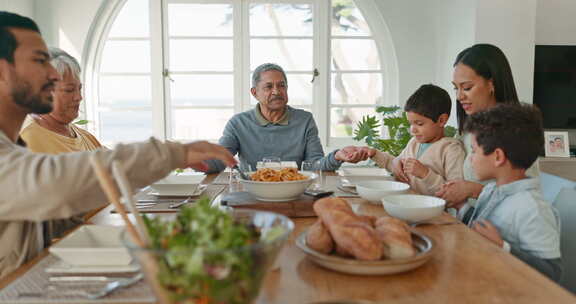 食物、晚餐或大家庭在家里一起度假时手牵手