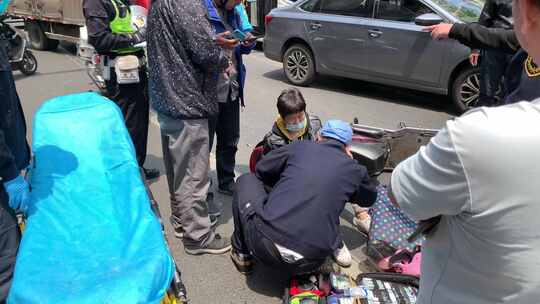 马路交通事故围观人群