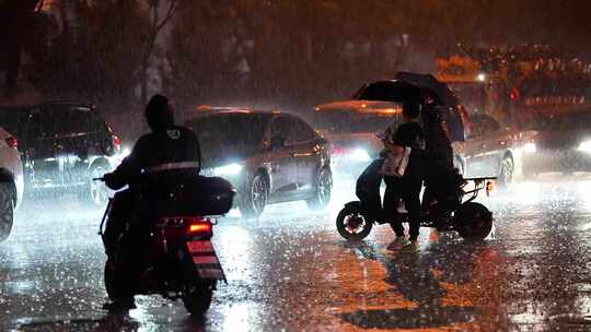 北京下雨伤感夜景行人车流