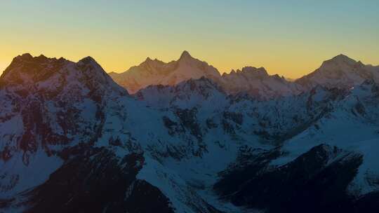 航拍雪山