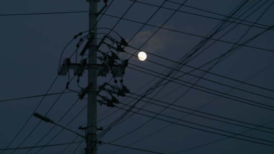 秋天夜晚黄昏电线杆月亮月球