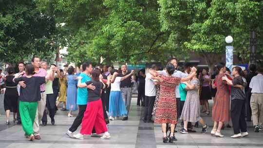 城市公园人文中老年人晨练跳广场舞休闲运动