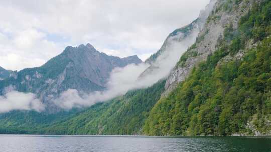 山脉和湖水的景观