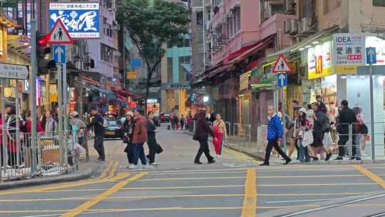 香港街道上人群过马路的繁忙景象