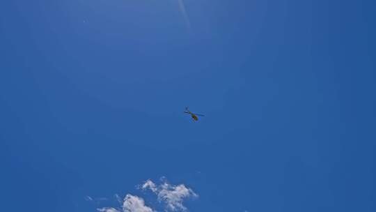 蓝天白云下的直升飞机