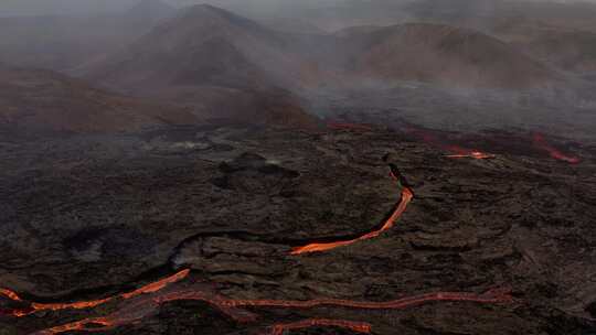 火山喷发期间岩石景观上的熔岩流——无人机
