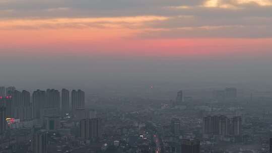 城市日出时分的高楼建筑全景